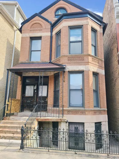 2339 N Bosworth Ave, Chicago, IL 60614