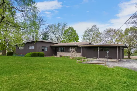 6907 White Oaks Rd, Harvard, IL 60033