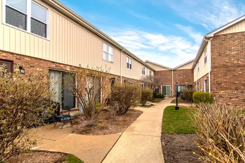 Exterior - 1754 Pickwick Ln #11, Glenview, IL 60026 photo 9 of 10