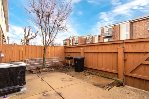 Exterior - 1754 Pickwick Ln #11, Glenview, IL 60026 photo 4 of 10
