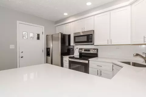 Kitchen - 1754 Pickwick Ln #11, Glenview, IL 60026 photo 4 of 4