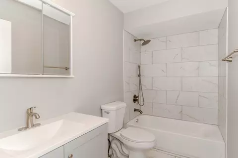 Bath - 1754 Pickwick Ln #11, Glenview, IL 60026 photo 4 of 6