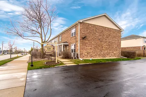 Exterior - 1754 Pickwick Ln #11, Glenview, IL 60026 photo 7 of 10