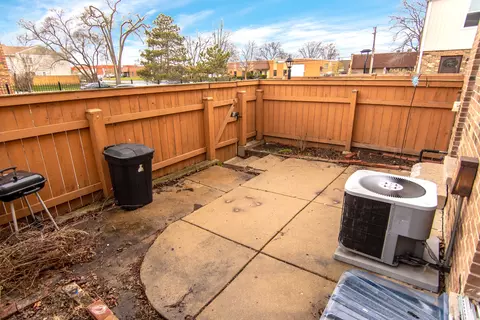 Exterior - 1754 Pickwick Ln #11, Glenview, IL 60026 photo 6 of 10