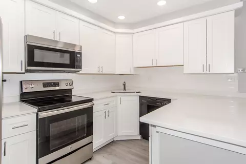 Kitchen - 1754 Pickwick Ln #11, Glenview, IL 60026 photo 2 of 4