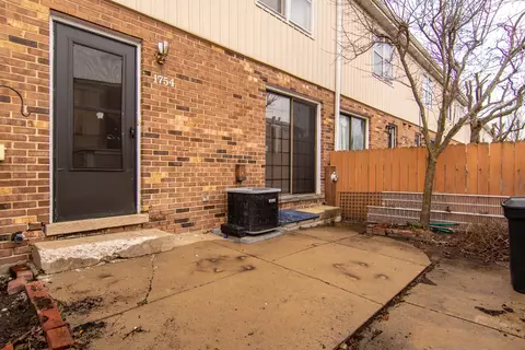 Exterior - 1754 Pickwick Ln #11, Glenview, IL 60026 photo 5 of 10