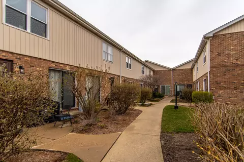 Exterior - 1754 Pickwick Ln #11, Glenview, IL 60026 photo 8 of 10