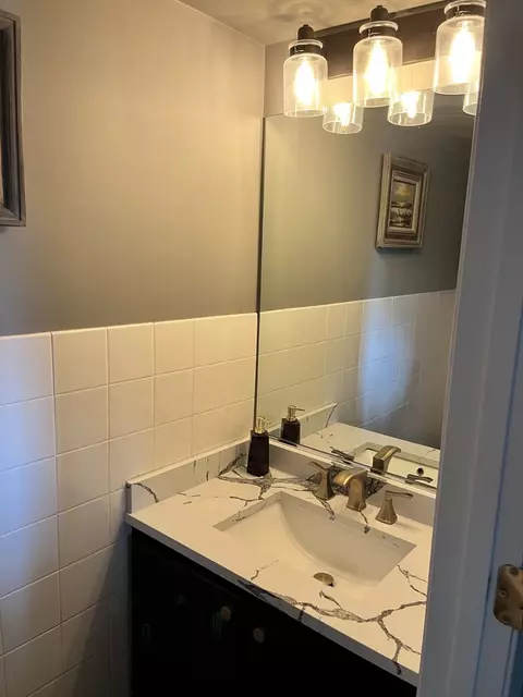 Bath - 1221 Dunamon Dr, Bartlett, IL 60103 photo 5 of 6