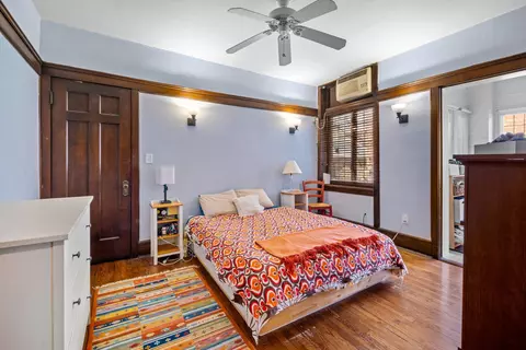 Bedroom - 1372 E 57th St #1, Chicago, IL 60637 photo 1 of 2
