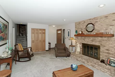 Living - 333 S Oak St, Itasca, IL 60143 photo 2 of 7