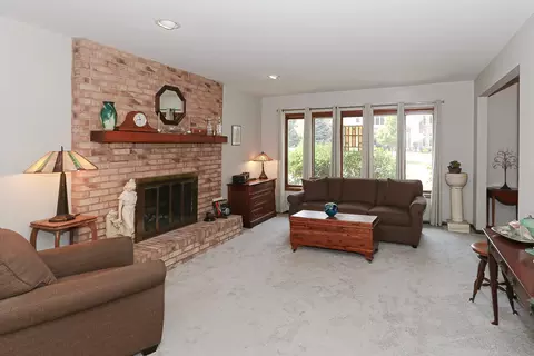 Living - 333 S Oak St, Itasca, IL 60143 photo 1 of 7