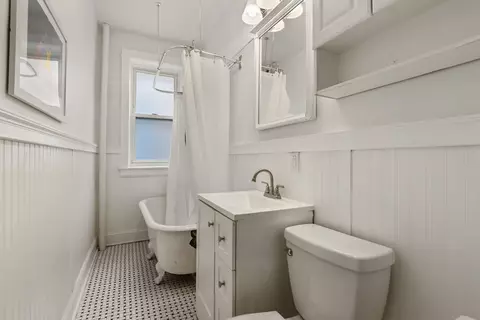 Bath - 1219 E 53rd St #2E, Chicago, IL 60615 photo 2 of 2