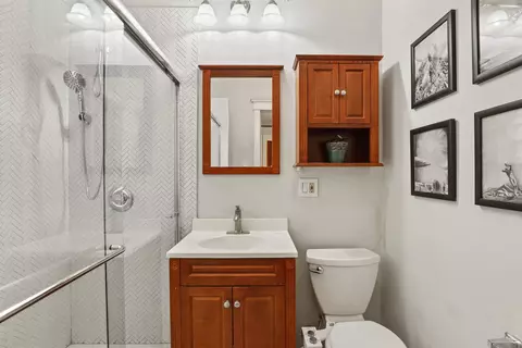 Bath - 1219 E 53rd St #2E, Chicago, IL 60615 photo 1 of 2