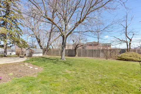 Exterior - 1047 Longaker Rd, Northbrook, IL 60062 photo 4 of 5