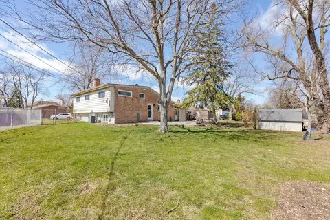 Exterior - 1047 Longaker Rd, Northbrook, IL 60062 photo 3 of 5