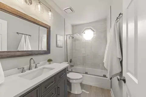 Bath - 25 W561 Jerome Ave, Wheaton, IL 60187 photo 5 of 5