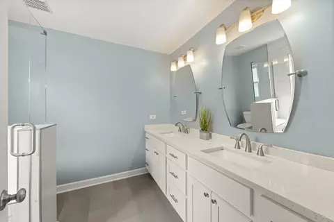 Bath - 25 W561 Jerome Ave, Wheaton, IL 60187 photo 3 of 5