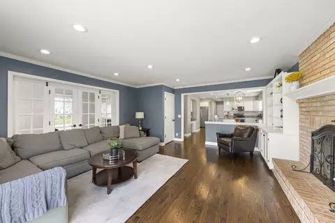 Living - 25 W561 Jerome Ave, Wheaton, IL 60187 photo 2 of 3