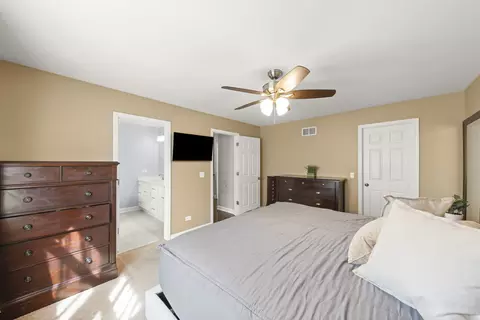 Bedroom - 25 W561 Jerome Ave, Wheaton, IL 60187 photo 3 of 4