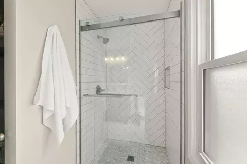 Bath - 25 W561 Jerome Ave, Wheaton, IL 60187 photo 2 of 5