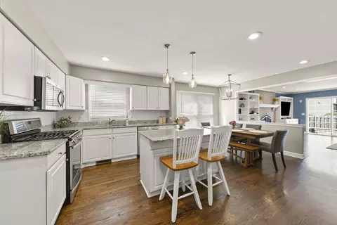 Kitchen - 25 W561 Jerome Ave, Wheaton, IL 60187 photo 4 of 5