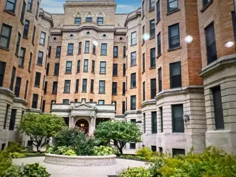 550 W Surf St #413, Chicago, IL 60657