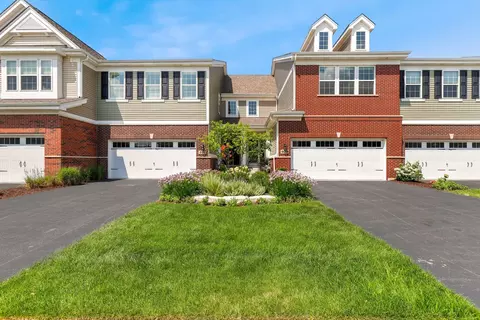 909 Paisley Ln, Naperville, IL 60540