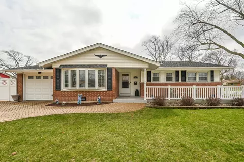 501 Pinewood Dr, Elk Grove Village, IL 60007