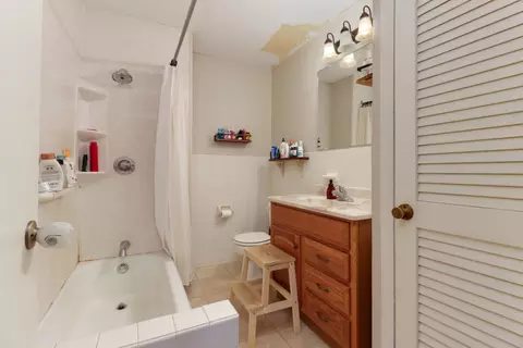 Bath - 913 Green Ave, Normal, IL 61761 photo 2 of 2