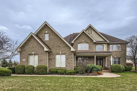 7911 Northwoods Dr, Frankfort, IL 60423
