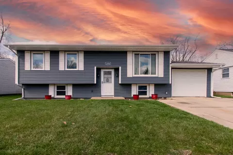 1316 Dogwood Ln, Bloomington, IL 61704