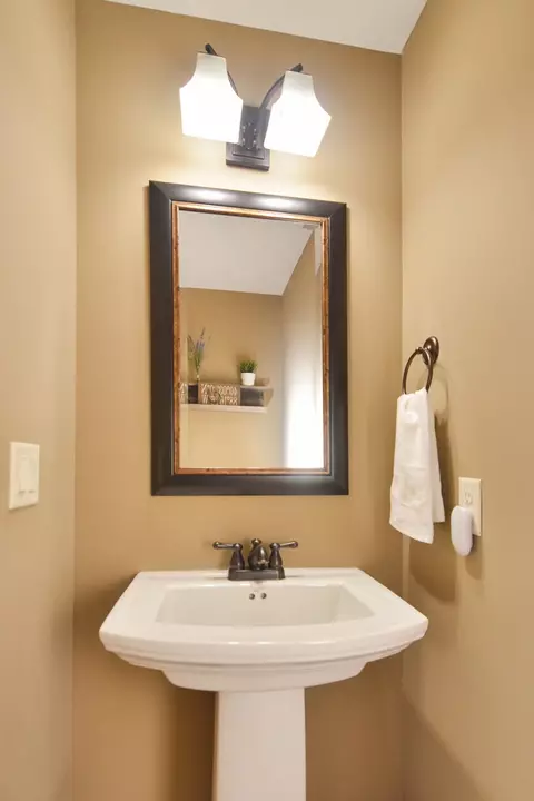 Bath - 2608 Shepard Rd, Normal, IL 61761 photo 3 of 5