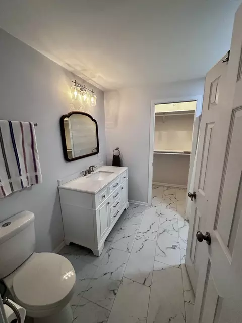 Bath - 1104 Lawrence Ave, Elgin, IL 60123 photo 1 of 4