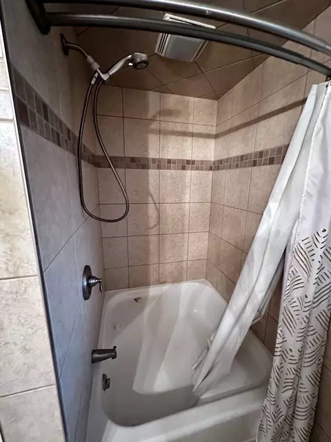 Bath - 1104 Lawrence Ave, Elgin, IL 60123 photo 4 of 4