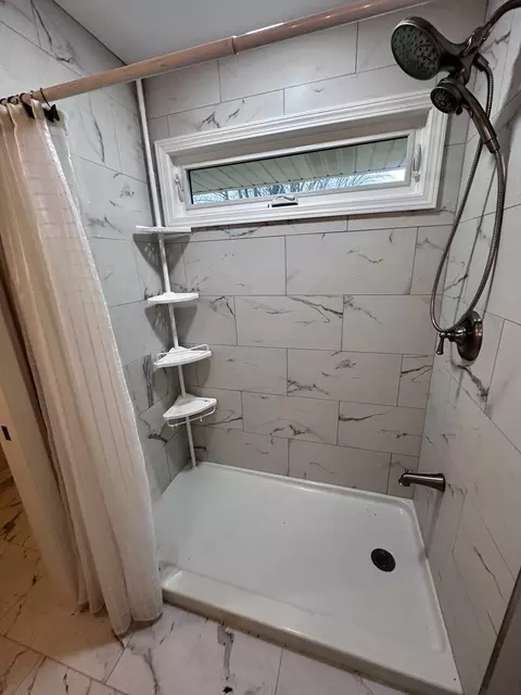 Bath - 1104 Lawrence Ave, Elgin, IL 60123 photo 2 of 4