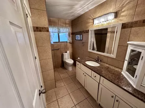 Bath - 1104 Lawrence Ave, Elgin, IL 60123 photo 3 of 4