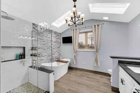 Bath - 3511 Maple Ave, Berwyn, IL 60402 photo 2 of 5