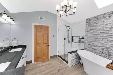 Bath - 3511 Maple Ave, Berwyn, IL 60402 photo 3 of 5