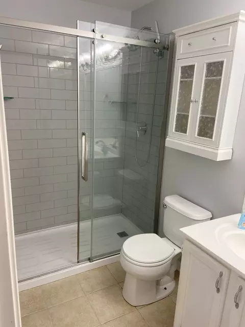 Bath - 2505 Emily Ln, Elgin, IL 60124 photo 1 of 3