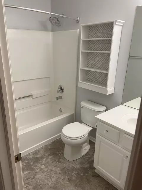 Bath - 2505 Emily Ln, Elgin, IL 60124 photo 3 of 3