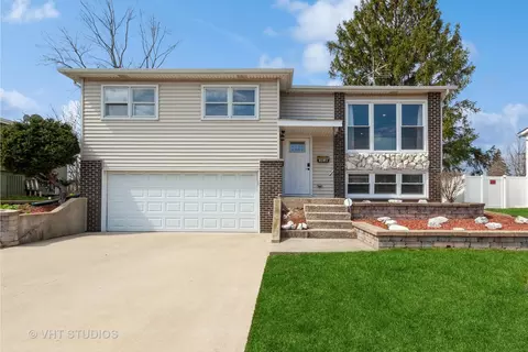 7410 Hawthorne Ave, Woodridge, IL 60517