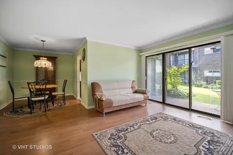 Living - 32 Creekside Cir #B, Elgin, IL 60123 photo 1 of 3
