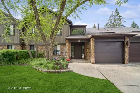 32 Creekside Cir #B, Elgin, IL 60123
