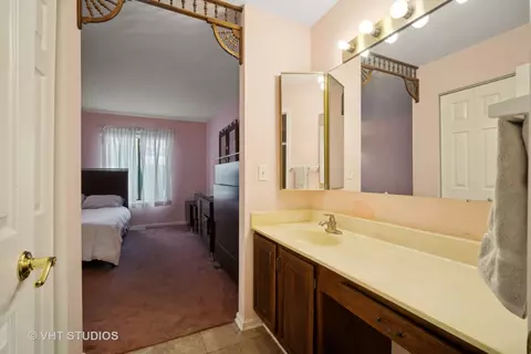 Bath - 32 Creekside Cir #B, Elgin, IL 60123 photo 2 of 2