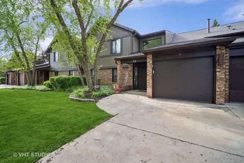 Exterior - 32 Creekside Cir #B, Elgin, IL 60123 photo 2 of 5