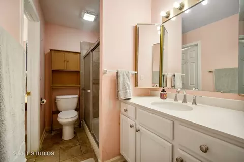 Bath - 32 Creekside Cir #B, Elgin, IL 60123 photo 1 of 2
