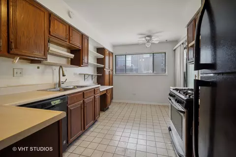 Kitchen - 32 Creekside Cir #B, Elgin, IL 60123 photo 1 of 2