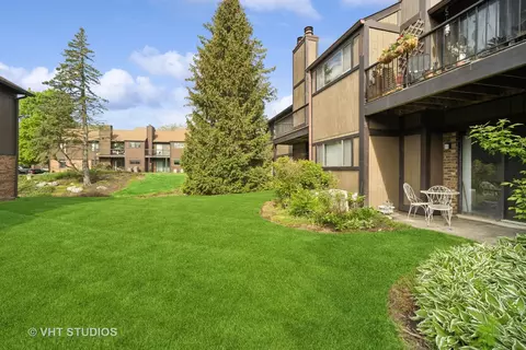 Exterior - 32 Creekside Cir #B, Elgin, IL 60123 photo 4 of 5