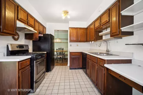Kitchen - 32 Creekside Cir #B, Elgin, IL 60123 photo 2 of 2