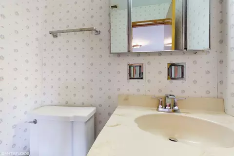 Bath - 1098 Crimson Dr, Wheeling, IL 60090 photo 3 of 3
